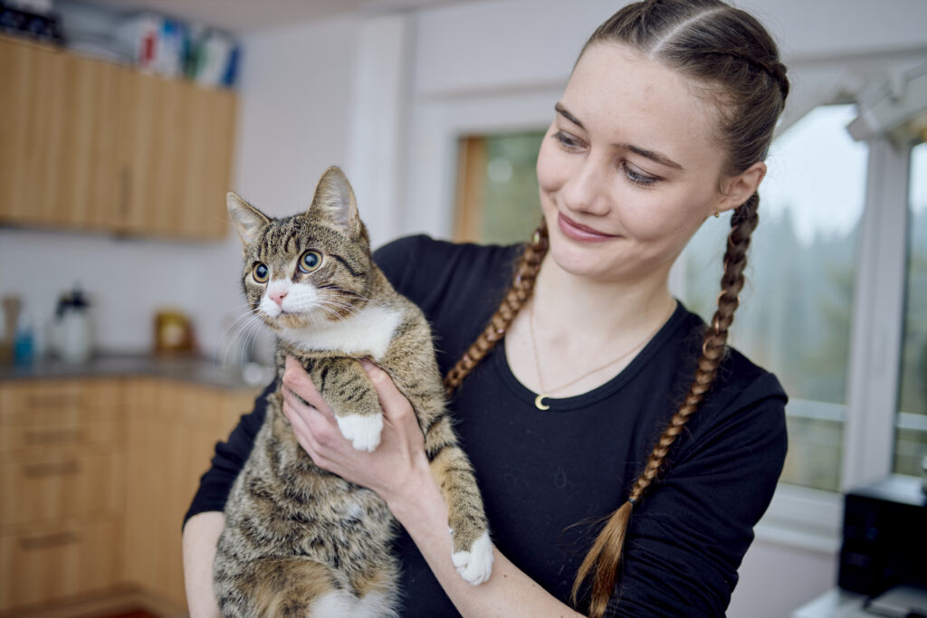 58_Tierärztin mit gestreifter Katze_Tierarztpraxis Wollenberg (4)